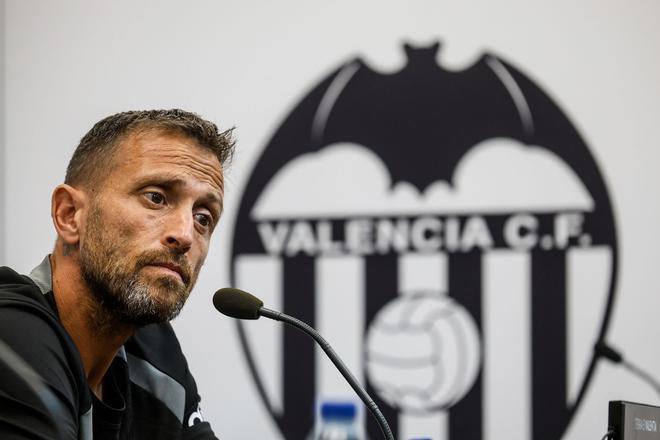 La primera rueda de prensa de Óscar Sánchez al frente del Valencia CF, en imágenes
