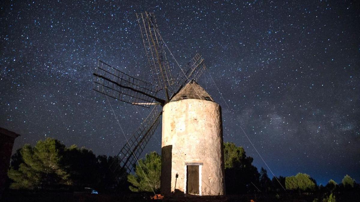 Foto nocturna molino de la Mola Formentera