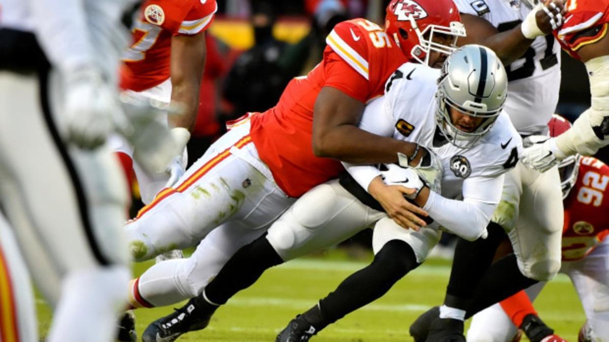 Derek Carr tuvo una tarde muy complicada en Arrowhead