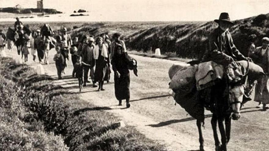 La huida por la carretera de Almería en una de las fotografías que hizo Norman Bethune. | L. O.