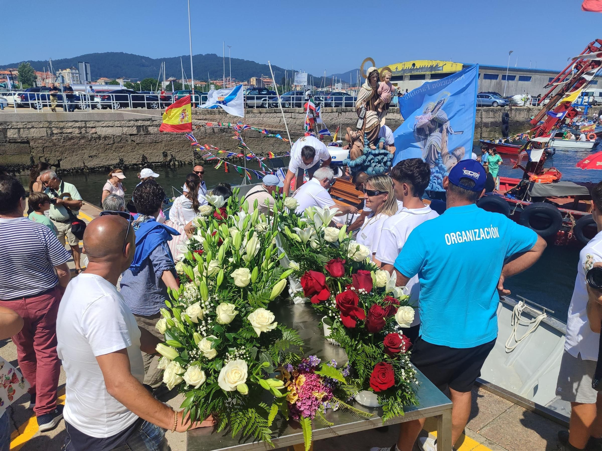 Cangas se hace a la mar por su Virgen del Carmen
