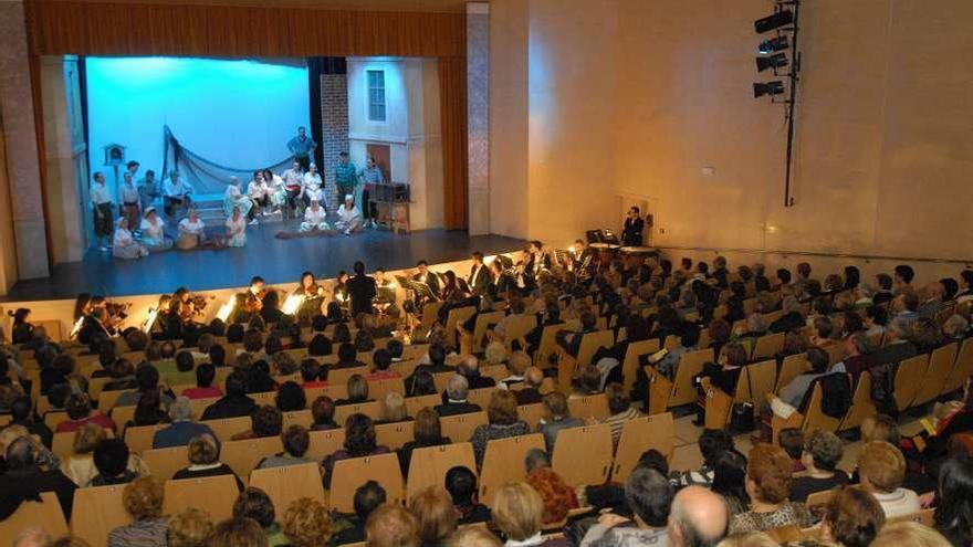 Público siguiendo una obra teatral en la Casa de Cultura.