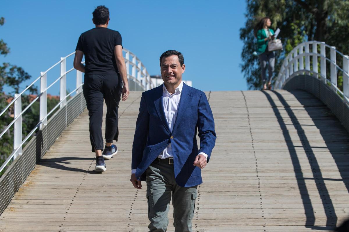 Juanma Moreno, en mayo de 2023 en Mérida para participar en un acto de la precampaña del PP extremeño.