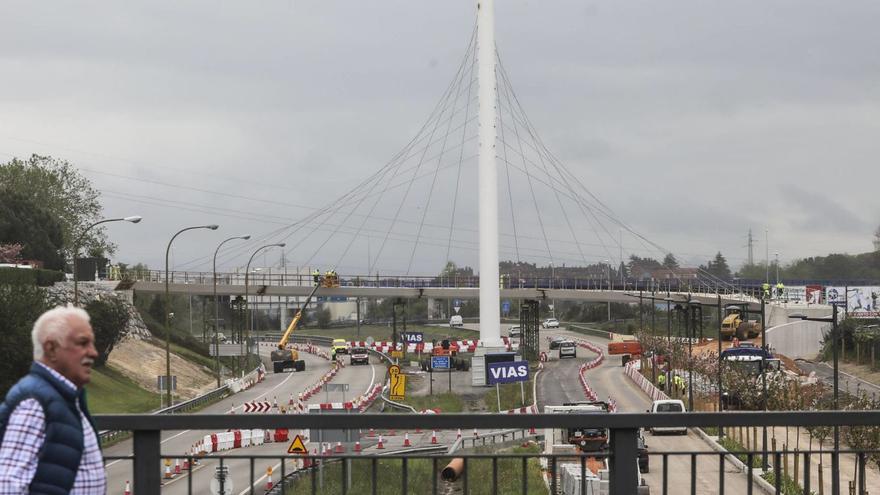 Aspecto de los trabajos del &quot;arpa&quot; de Santullano desde el puente de la carretera del Rubín.