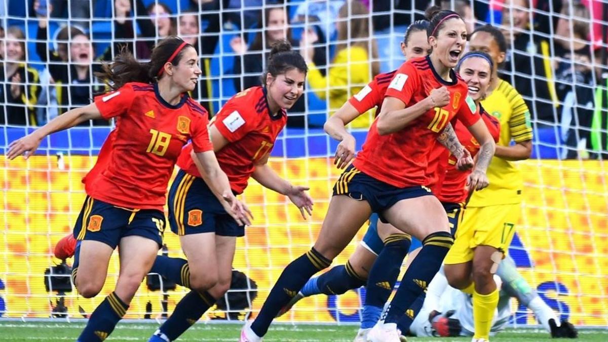 Las jugadoras españolas celebran el segundo penalti de Hermoso.