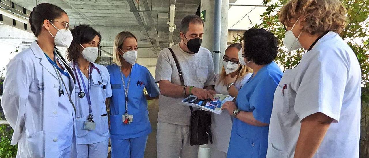Francisco Llamas, en el centro, con personal sanitario de la unidad del dolor del CHUO. |   // FERNANDO CASANOVA