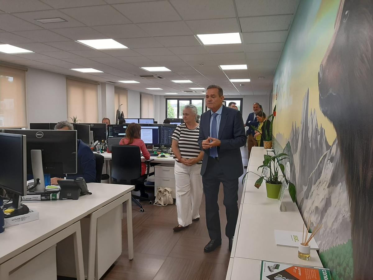 Eva María Pérez y Maximino Fernández, en la visita a las instalaciones