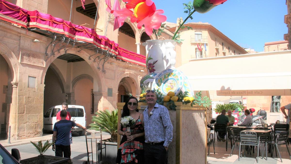 María Kellyda y Sebastián Parra Trenza, que se acababan de casar en el Palacio de Justicia, eran los primeros en posar ante los bodegones de la Feria de Mediodía, este viernes.