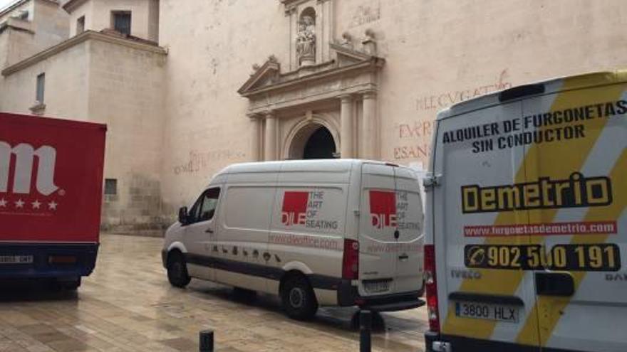 Tres vehículos, ayer al mediodía, frente a la Concatedral.