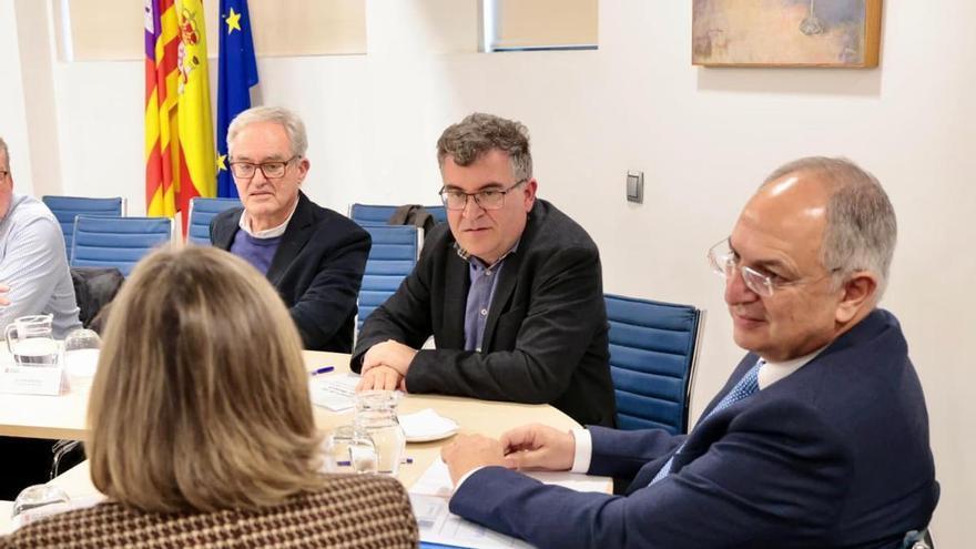 Simonet reclamará en Bruselas cambios en la política pesquera europea para proteger a la flota balear y su economía
