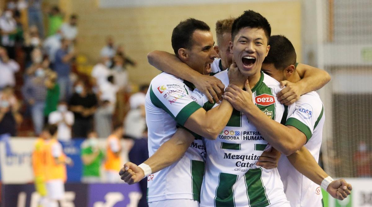 Shimizu celebra su espectacular gol en la victoria ante el Barça (17-10-2020).