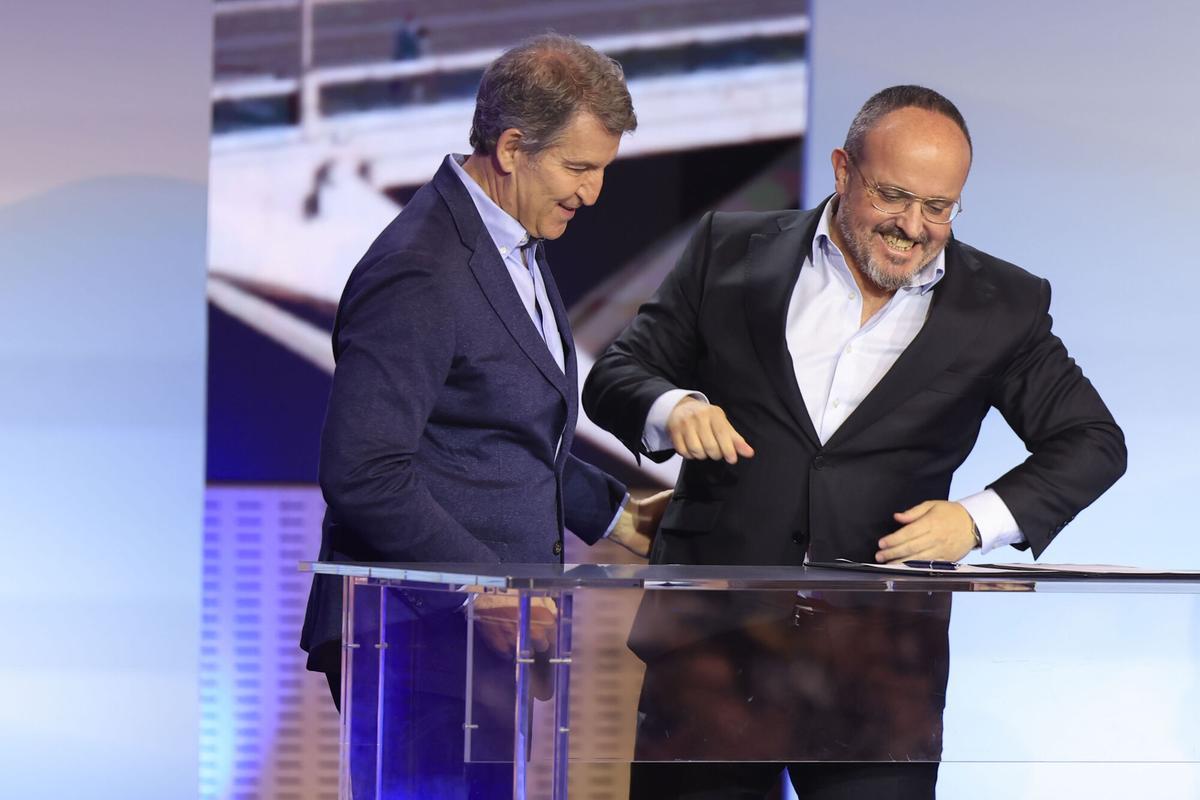 El presidente de PP, Alberto Núñez Feijóo, junto al presidente del PP en Cataluña, Alejandro Fernández.