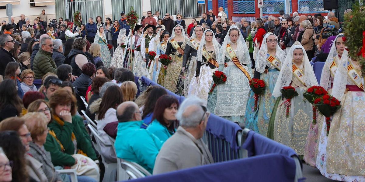 Falleras, falleros y vecindario en genaral han rendido honores con cientos de flores en la Vall a la Mare de Déu dels Desamparats.