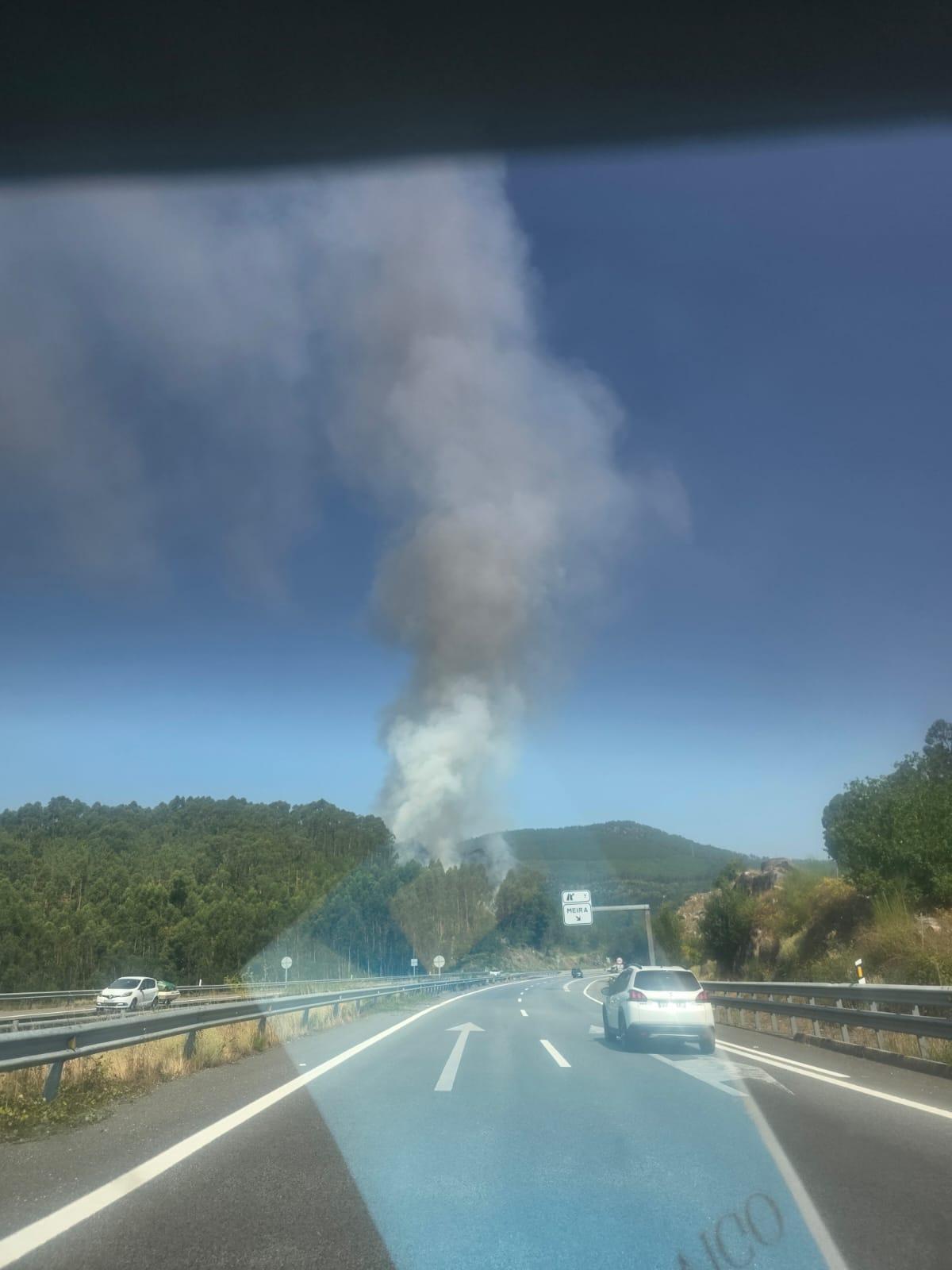 Un incendio junto al Corredor do Morrazo en Meira obliga a movilizar medios aéreos