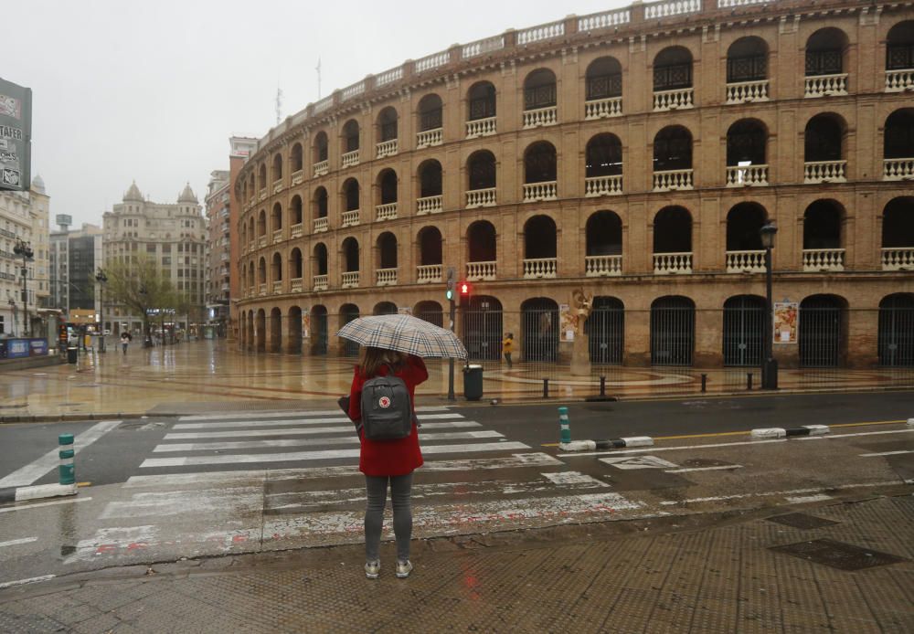 La UME desinfecta la plaza del Ayuntamiento de València por el coronavirus