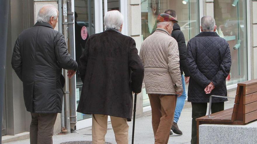 Varios jubilados pasean por una calle. | Iñaki Osorio