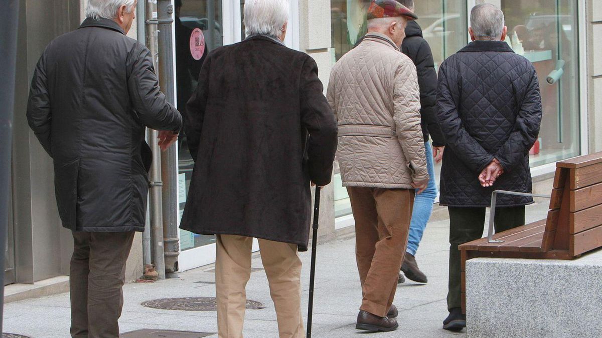Varios jubilados pasean por una calle. | Iñaki Osorio