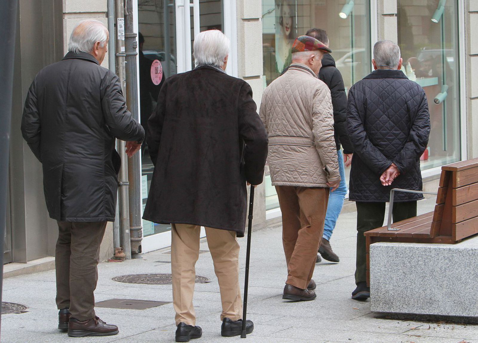 Varios jubilados pasean por una calle. |  Iñaki Osorio