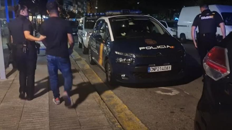 Uno de los detenidos en un bar situado frente al Parque Miguel Hernández.