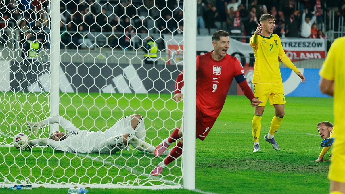 El portero de Lituania, Tomas Svedkauskas no consigue detener el cabezazo de Robert Lewandowski