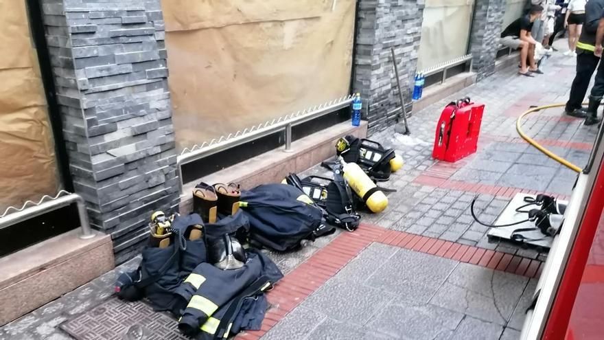 Doce evacuados en un incendio en la antigua comisaría de la Policía Nacional de Doctor Miguel Rosas