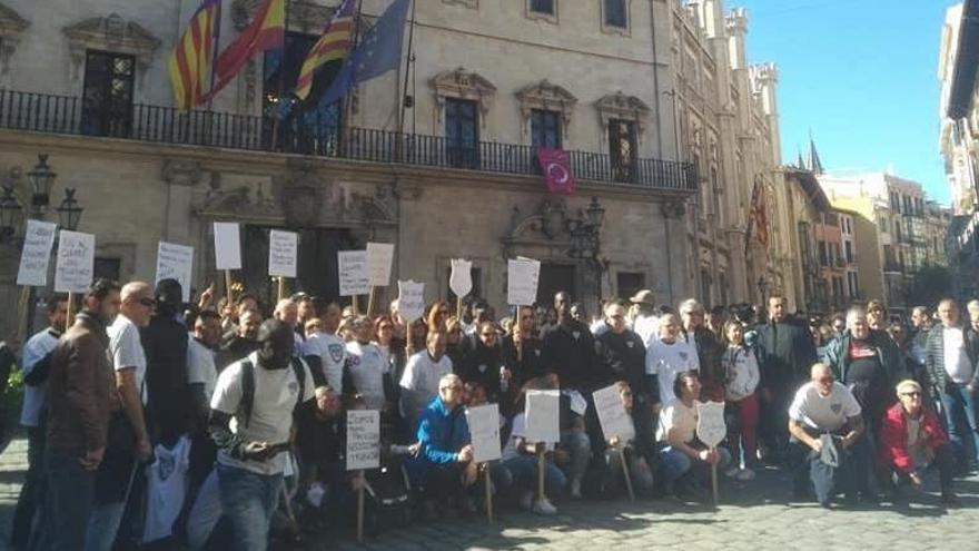 Demo vor dem Rathaus von Palma de Mallorca am Montag.