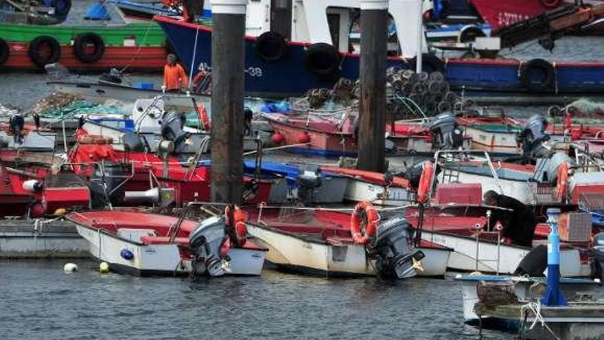 Embarcaciones amarradas en el muelle de O Xufre.  // Iñaki Abella