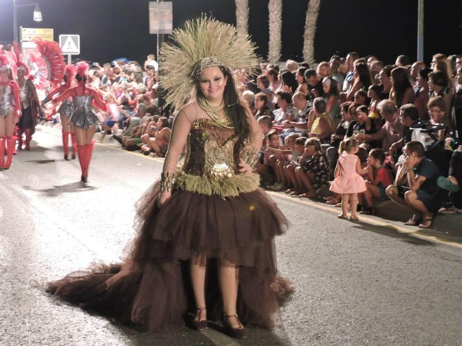 La bahía de Águilas se transforma en un gran teatro en su Carnaval de verano