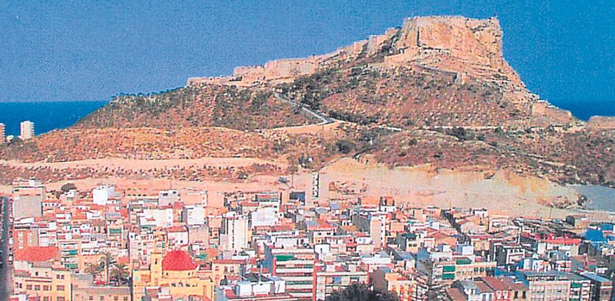 Imagen del barrio de San Antón con el Castillo de Santa Bárbara