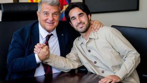 El presidente del FC Barcelona, Joan Laporta, con el nuevo entrenador del Barça femenino, Pere Romeu, que sustituye en el cargo a Jonatan Giráldez.