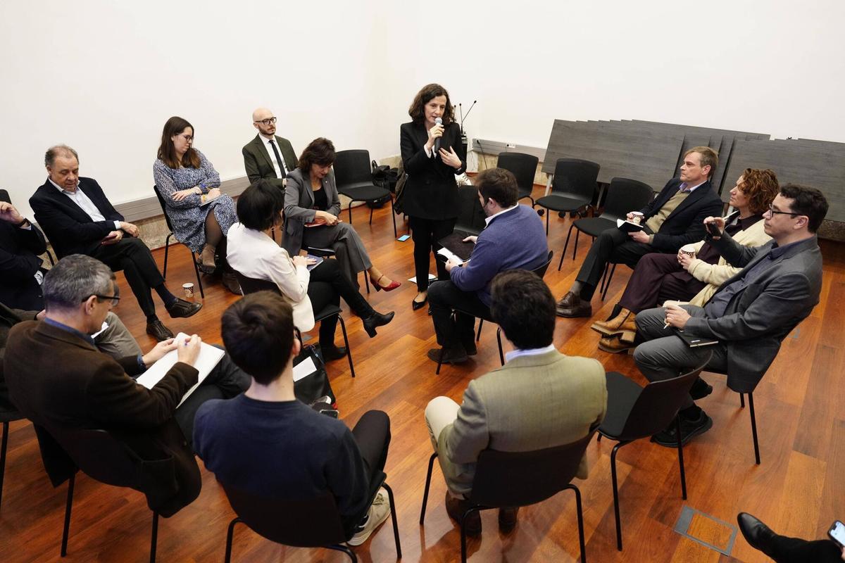 Barcelona 02/02/2026 European Bridges: 'Simplificación Administrativa y Competitividad Europea' con Ana Gallego (en las fotos, con chaqueta blanca) directora general de Justicia y Consumidores de la Comisión Europea En la foto, Gemma Martínez, directora adjunta de El Periódico Fotografía de Ferran Nadeu