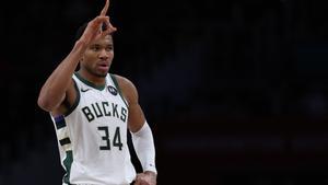 Giannis Antetokounmpo deslumbró ante los Wizards