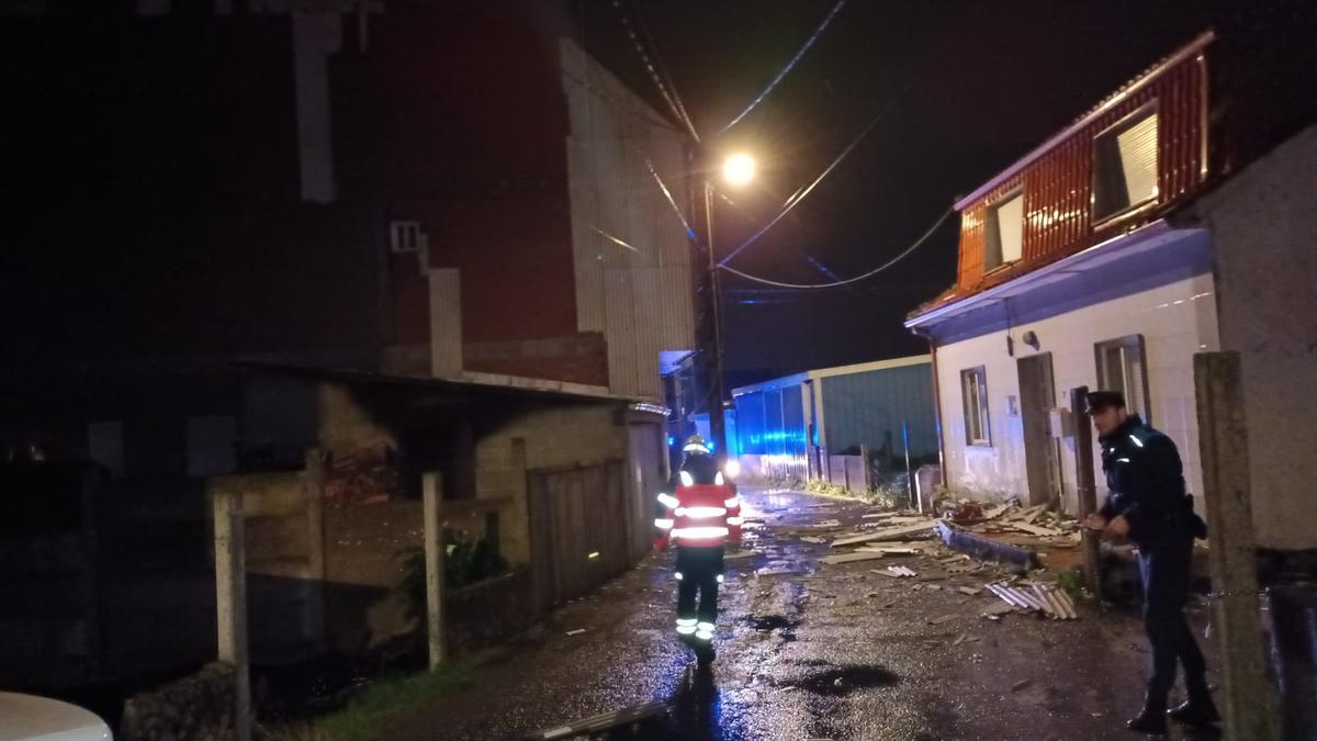 Efectivos de Policía Local y Emergencias O Grove en la calle Lordelos.