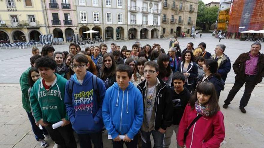 Alumnos de los tres institutos participantes en el proyecto «Expresatic», ayer, en la plaza de España.