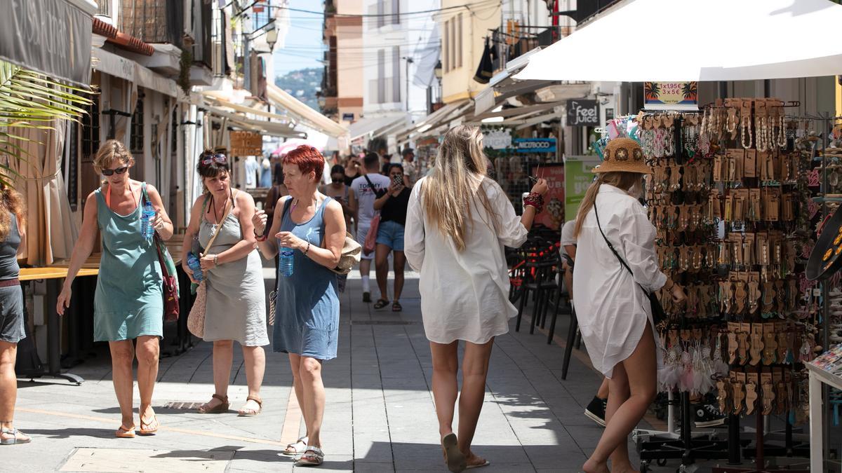 Turistas en la Marina del puerto de Ibiza. Vicent Marí