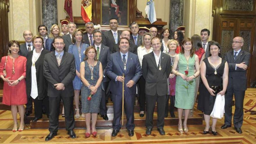 Los miembros de la Corporación municipal, en María Pita, en el pleno de investidura, en junio de 2011.