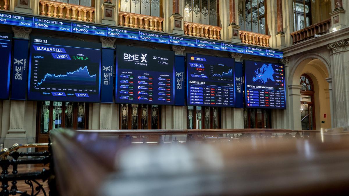 Paneles del Ibex 35 en el Palacio de la Bolsa de Madrid.