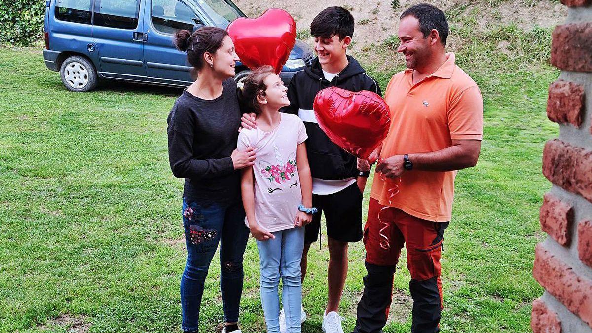 Paula Barcia y José Ángel González, con sus hijos Silvia y Gabriel, en su casa de Tiós.