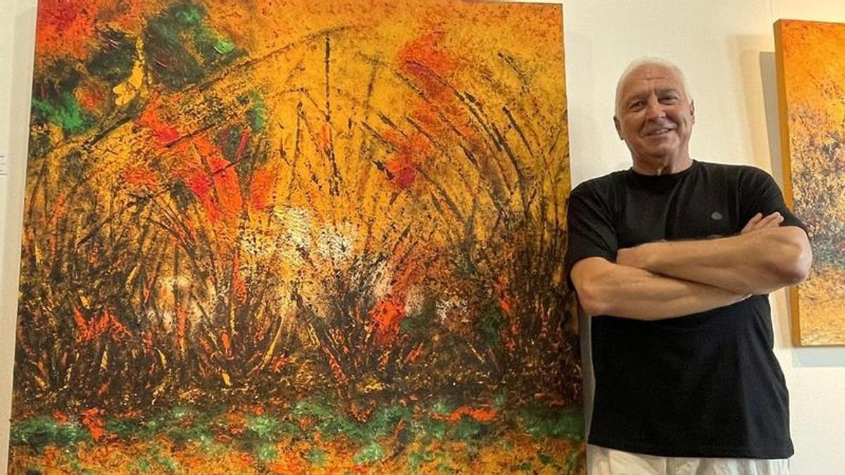 Francesc Orench amb un dels quadres.