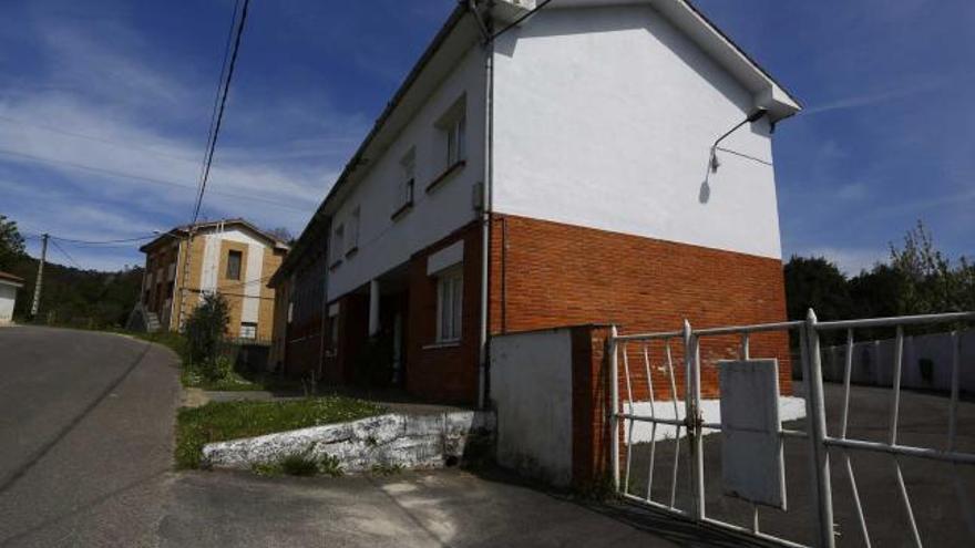 Exterior de las antiguas escuelas de Rodiles, en Solís.