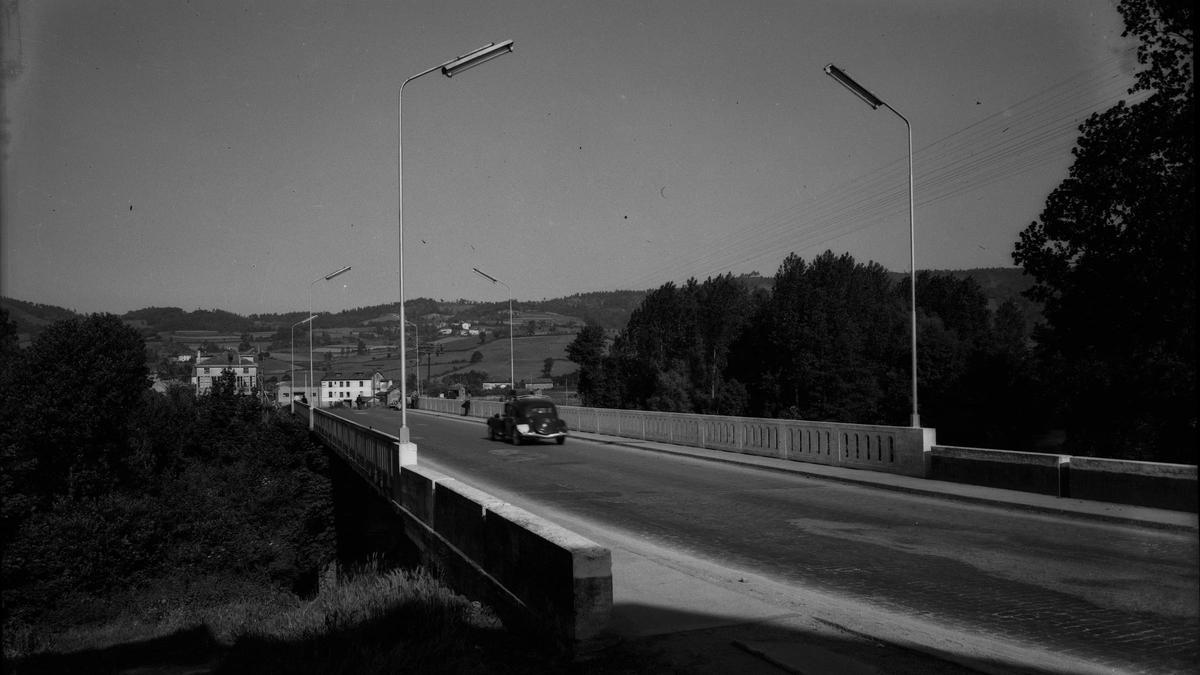 Vista del puente sobre el río Cubia a la entrada de Grado.