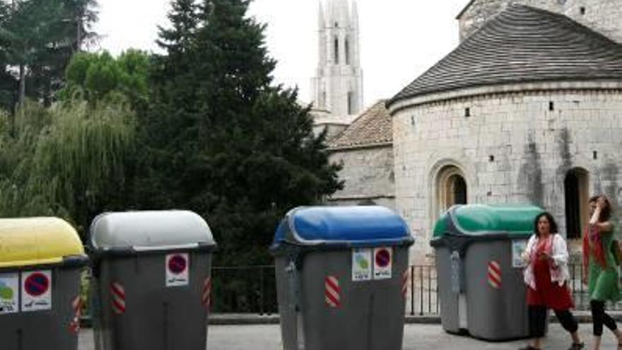 Contenidors de recollida selectiva instal·lats al barri de Sant Daniel, a Girona.