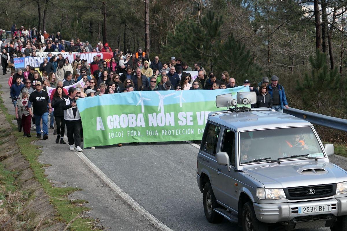 Multitudinaria manifestación en la Serra da Groba contra los nuevos proyectos eólicos