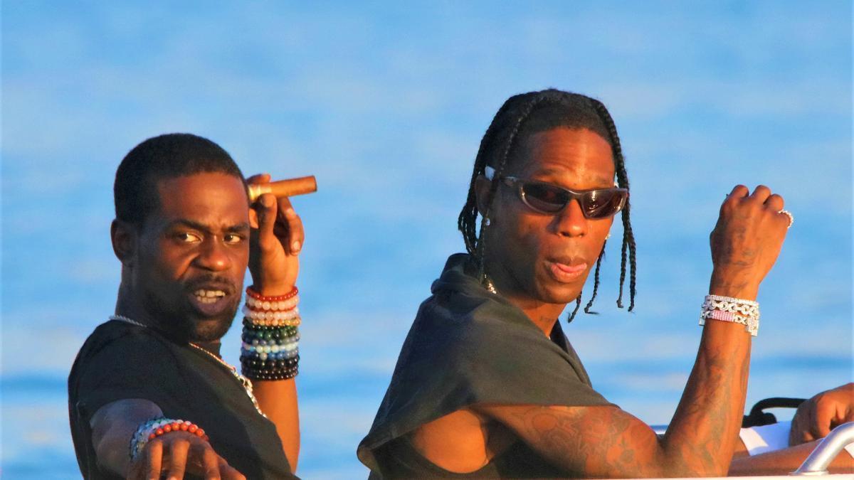 El rapero estadounidense Travis Scott, fotografiado en el 'tender' rumbo a su yate