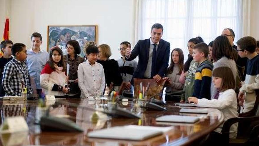 Pedro Sánchez, ayer en la Moncloa con un grupo de escolares. // Efe