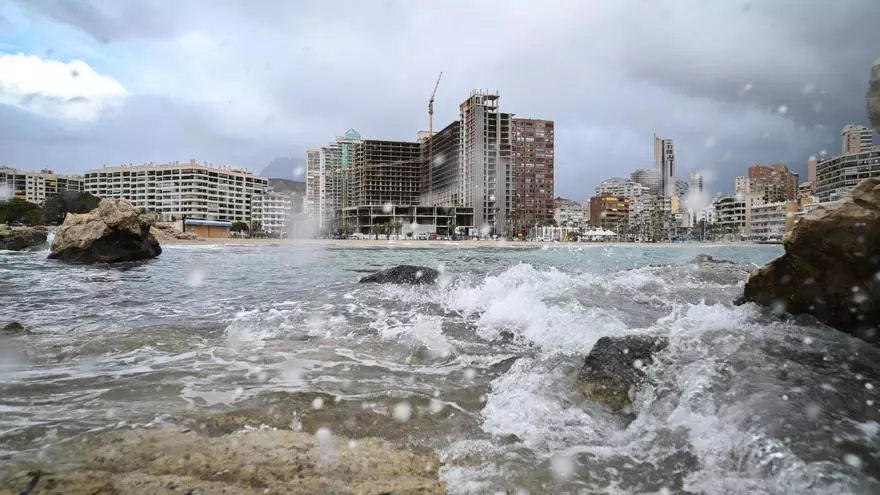 Atrium Villajoyosa: un macro hotel a medio construir en primera línea de cala desde hace más de 20 años