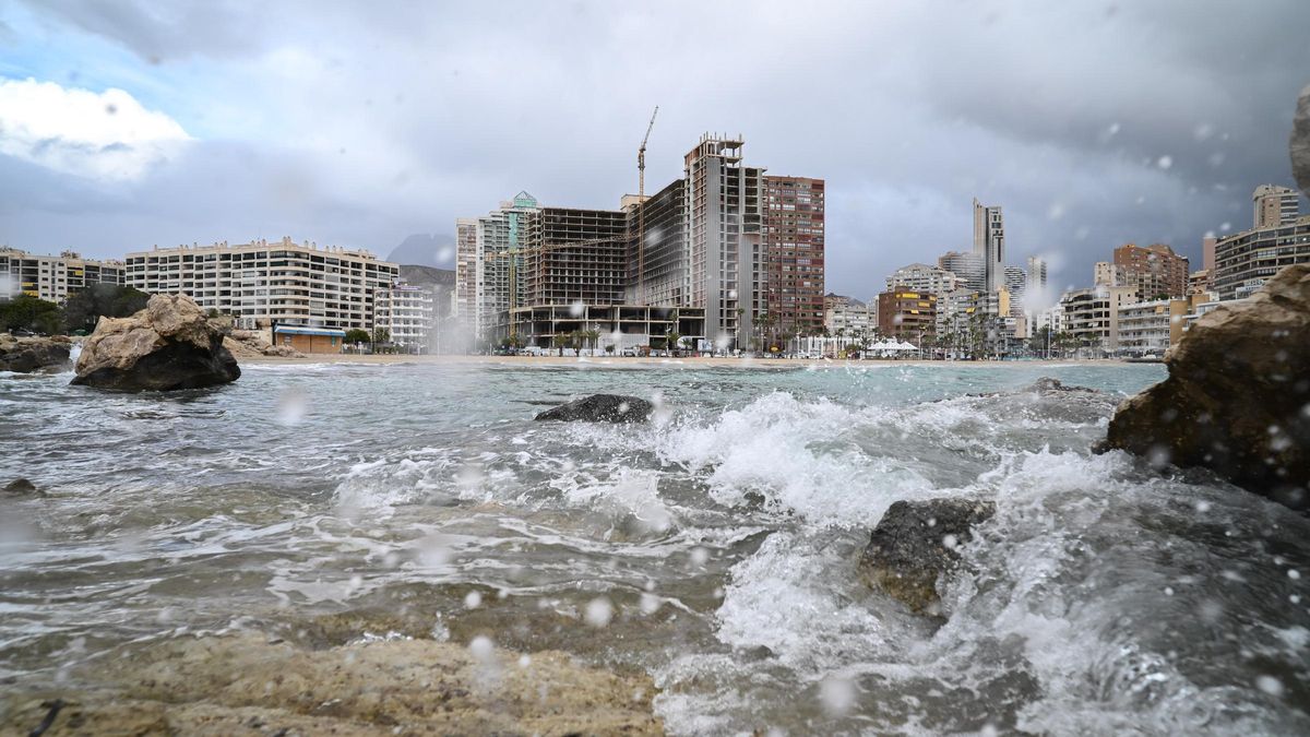 Atrium Villajoyosa: un macro hotel a medio construir en primera línea de cala desde hace más de 20 años