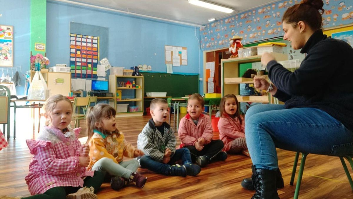 Pela manzorga, Leyre González, Lucía Pérez, Eloy Antonescu, Einar Ramón y Halia Ramón, con la maestra Ester García, que fae el signu de «trabayar».