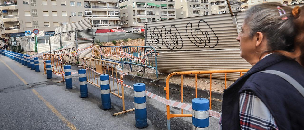 Pasillo peatonal adecuado sobre la calzada en la calle Antonio Machado de Torrevieja en una imagen de archivo