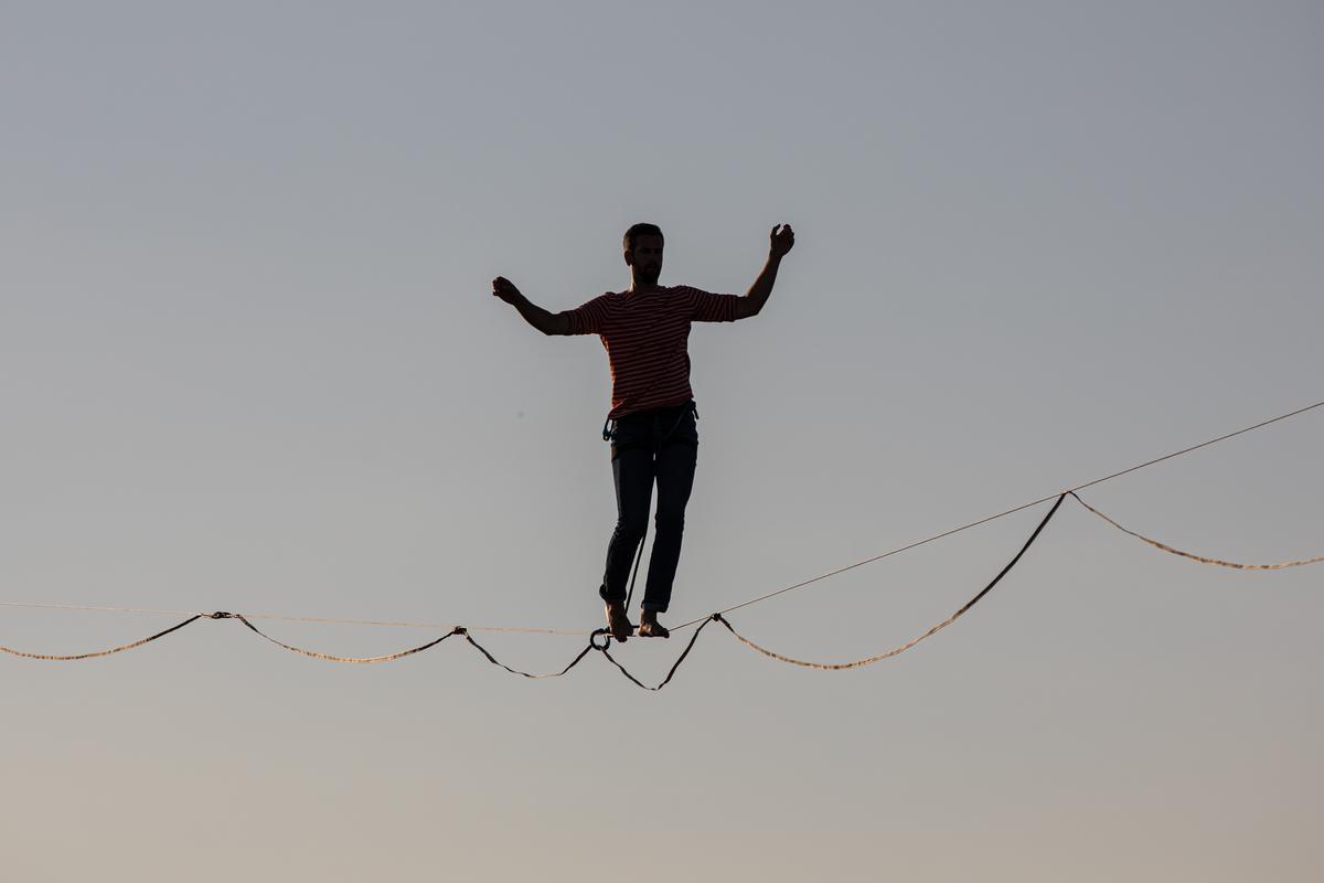 Nathan Paulin, el mejor funambulista del mundo, cruza Barcelona a 70 metros de altura